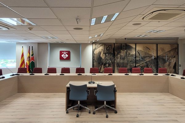 Mesas de reuniones a medida. Mesa de plenos por BK Contract