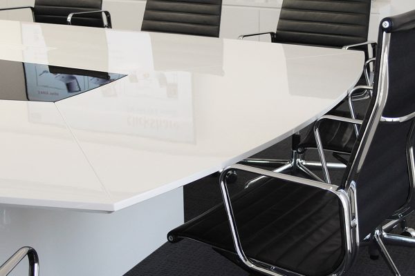 Mesa de reuniones blanca a medida. 22 personas.